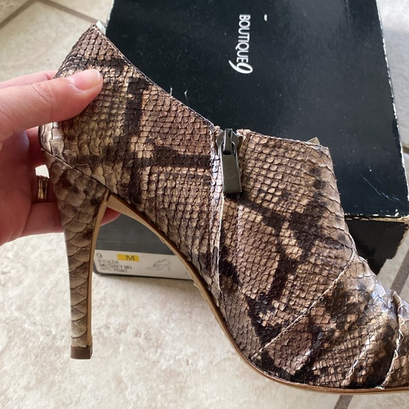 🆕NIB: BOUTIQUE 9: Leather Snakeskin Ankle Boot w/ Side Zipper Black&Cream Sz 9 - Picture 4 of 9